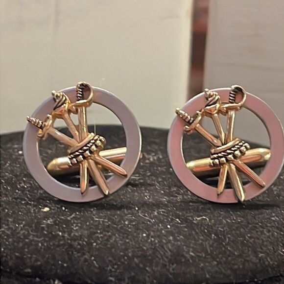 Vintage 1950s Art Deco Swank round gold tone 3 swords bullet back cuff links - Picture 2 of 13